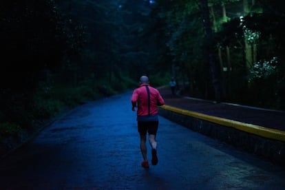 Fabrizio Motta corriendo en el bosque de Tlalpan.