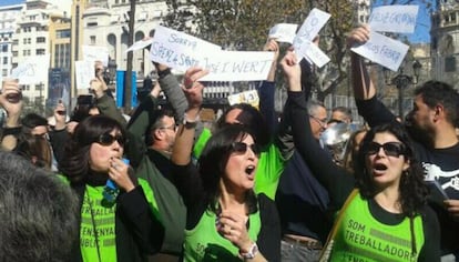 Profesores interinos protestan en una mascletà de la plaza del Ayuntamiento de Valencia