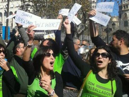 Profesores interinos protestan en una mascletà de la plaza del Ayuntamiento de Valencia