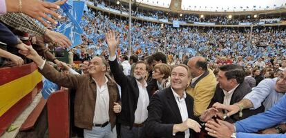 Esteban Gonz&aacute;lez Pons, Mariano Rajoy y Alberto Fabra, en la plaza de toros de Valencia. 