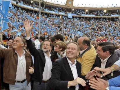 Esteban Gonz&aacute;lez Pons, Mariano Rajoy y Alberto Fabra, en la plaza de toros de Valencia. 