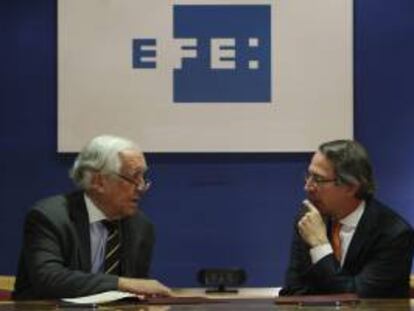 El presidente de la Agencia EFE, José Antonio Vera (d) y el alto comisionado para la Marca España, Carlos Espinosa de los Monteros, hoy, durante la firma de un convenio de colaboración para potenciar y mejorar la proyección del país en el exterior, el primero que suscribe esta institución.