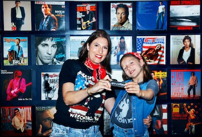 Sonia Santamaría y su hija Nara, con la armónica de Bruce obtenida en México.