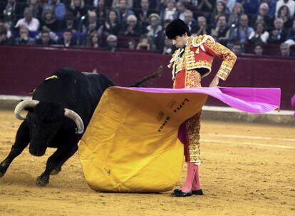 El diestro Alberto L&oacute;pez Sim&oacute;n, en su primer toro de la tarde.