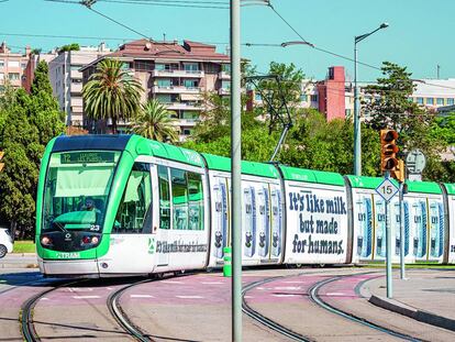 Anuncios de la marca de leche Oatley en los vagones del tranvía de Barcelona: “Es como la leche, pero para humanos”.