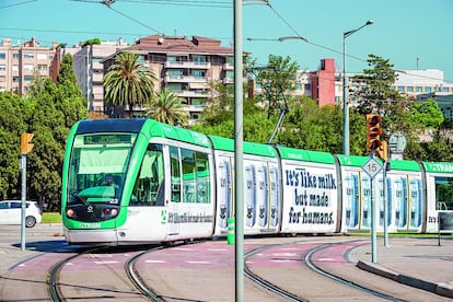 Anuncios de la marca de leche Oatley en los vagones del tranvía de Barcelona: “Es como la leche, pero para humanos”.