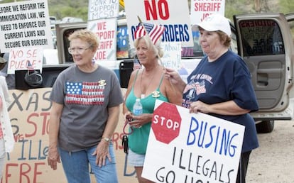 Protestos no Arizona contra a chegada de menores indocumentados.