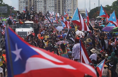  Ricky Martin, Bad Bunny y René Pérez participan en las protestas avanzando sobre la autopista de Las Américas esta mañana en San Juan. 