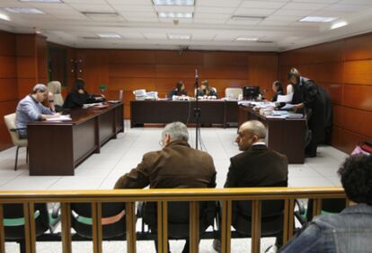 Los dos gerentes de Inama entre 2001 y 2008, Adolfo Conde (a la izquierda) y José Manuel Sánchez, en el inicio del juicio en Bilbao.