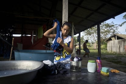 Dani lava su ropa en la comunidad de Prainha II, donde vive, dentro de la reserva Floresta Nacional de Tapajós, Pará, Brasil.