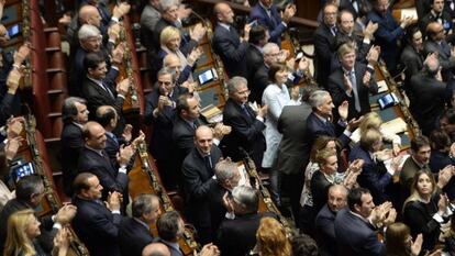 Los diputados italianos aplauden tras la elecci&oacute;n de Napolitano.
