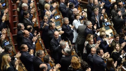 Los diputados italianos aplauden tras la elección de Napolitano.