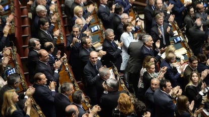 Los diputados italianos aplauden tras la elecci&oacute;n de Napolitano.