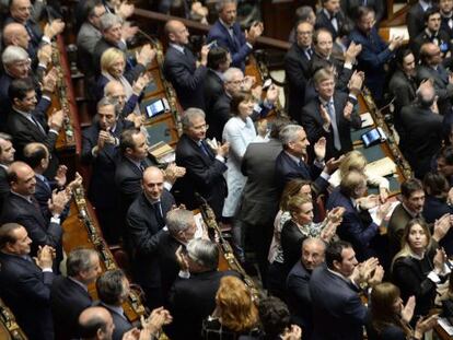 Los diputados italianos aplauden tras la elecci&oacute;n de Napolitano.