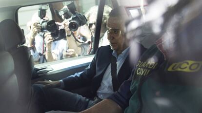 Eduardo Zaplana escoltado por la UCO, en Valencia.