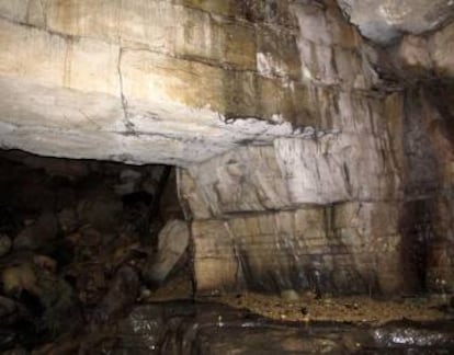 El controvertido dintel de la cueva de los Tayos.