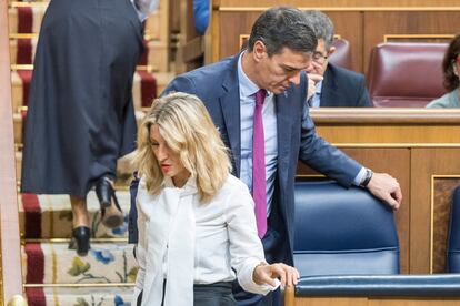 Yolanda Díaz y Pedro Sánchez, en la segunda jornada del debate de investidura de Alberto Núñez Feijóo en el Congreso, este miércoles.