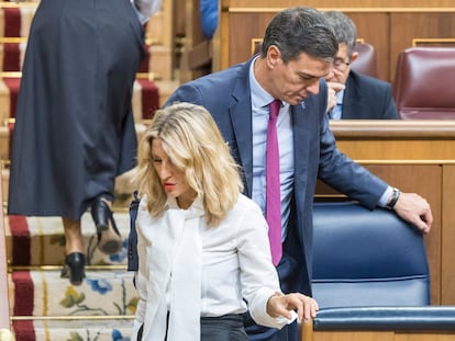 Yolanda Díaz y Pedro Sánchez, en la segunda jornada del debate de investidura de Alberto Núñez Feijóo en el Congreso, este miércoles.