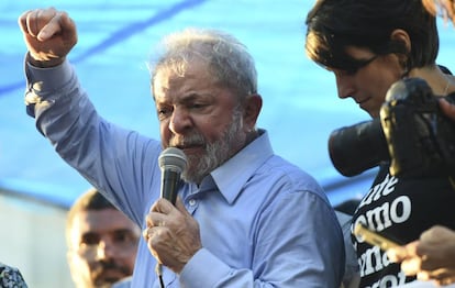 Lula discursa nesta terça-feira em Porto Alegre ao lado de Manuela D'ávila, pré-candidata à presidência pelo PCdoB.