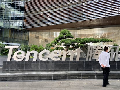 Un hombre camina frente a la sede de Tencent en Shenzhen, provincia de Guangdong (China), en septiembre del 2022.