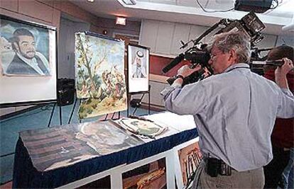 Presentación a la prensa de los cuadros incautados en la aduana de Washington a periodistas y militares procedentes de Irak.