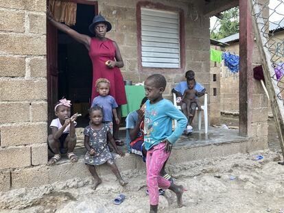 Una familia haitiana en uno de los barrios periféricos de Belladère, ciudad fronteriza del centro del país. La extrema pobreza que azota a una cuarta parte de la población haitiana empuja a miles de familias a abandonar a sus hijos. Una cuarta parte de los cuatro millones de menores en Haití no viven con sus padres biológicos y unos 150 cruzan a diario a República Dominicana, según estimaciones oficiales.