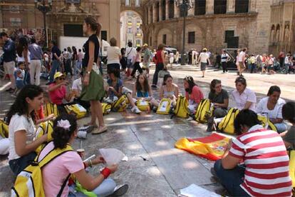 Un grupo de jóvenes peregrinas en la plaza de la Virgen.