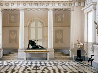 Syon House es uno de los edificios neoclásicos de Robert Adam que aparece en 'Los Bridgerton'. En esta imagen vemos el Great Hall, donde el patrón del suelo de mármol refleja el estuco decorativo del techo.