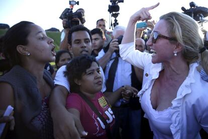 Ativistas a favor e contra Dilma Rousseff, nesta segunda-feira.