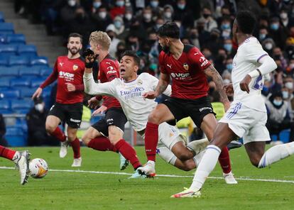 Casemiro cae en el área del Valencia en la acción que supuso el penalti con el que el Madrid se adelantó en el marcador