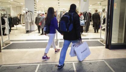 Una pareja, de compras en el centro de Barcelona.