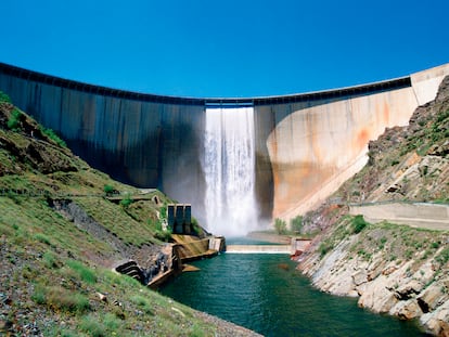 El Atazar, desembalsando agua este martes por su aliviadero de superficie por primera vez en 34 años.