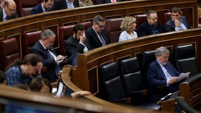 El ministro de Educación, Íñigo Méndez de Vigo, en el primer banco, durante el pleno que debatió la propuesta de paralizar la LOMCE.