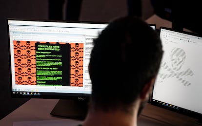 Un técnico de seguridad practica cómo liberar un ordenador atacado por un 'ransomware' en el instituto de investigación alemán Fraunhofer-Gesellschaft, en Darmstadt.