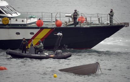 Miembros de la Guardia Civil reflotan el 'narcosubmarino' aprehendido en aguas gallegas.