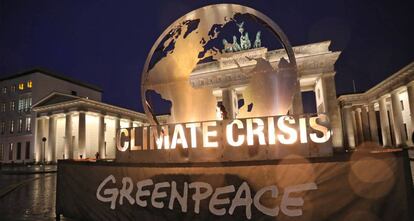 Activistas de Greenpeace protestan contra el cambio climático ante la Puerta de Brandemburgo en Berlín.