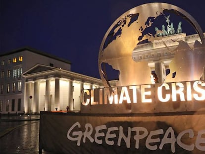 Activistas de Greenpeace protestan contra el cambio climático ante la Puerta de Brandemburgo en Berlín.