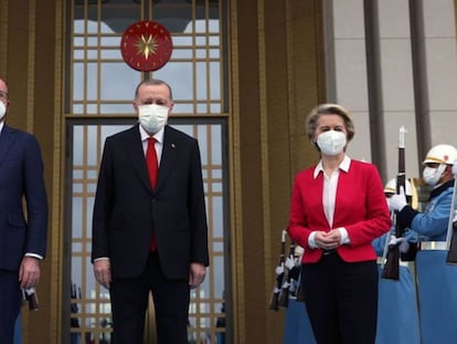 El presidente del Consejo Europeo, Charles Michel; el presidente turco, Recep Tayyip Erdogan; y la presidenta de la Comisión Europea, Ursula von der Leyen, posan a las puertas del palacio presidencial en Ankara. / EFE 