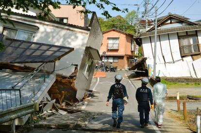 Servicios de emergencias examinan los daños causados tras el seísmo en Mashiki (Japón), el 15 de abril de 2016.