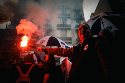 Un manifestante enciende una bengala durante la marcha de este miércoles en el centro de Buenos Aires. 