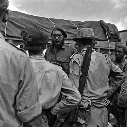 Fidel Castro habla con miembros de las Fuerzas Armadas cubanas cerca de Playa Girón en 1961.