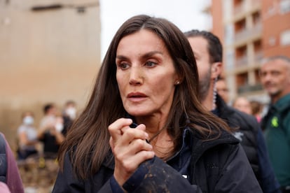 La reina Letizia, con barro en la cara, durante su visita a Paiporta este domingo. 