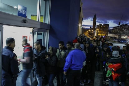 Exterior de un gran almacén en Nueva Jersey donde decenas de personas espera su turno para poder entrar en la tienda.