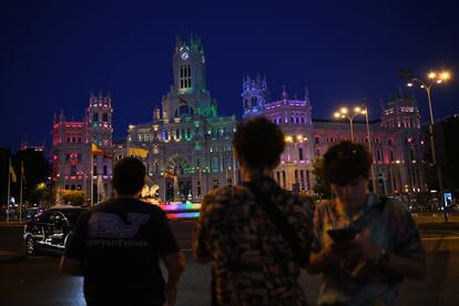 La fuente de Cibeles, iluminada con los colores arcoíris esta semana por las fiestas del Orgullo.