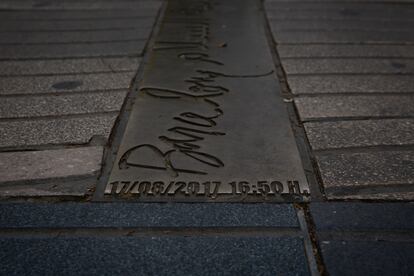 Detalle de la fecha y hora inscrito en el memorial dedicado a las víctimas en las Ramblas.