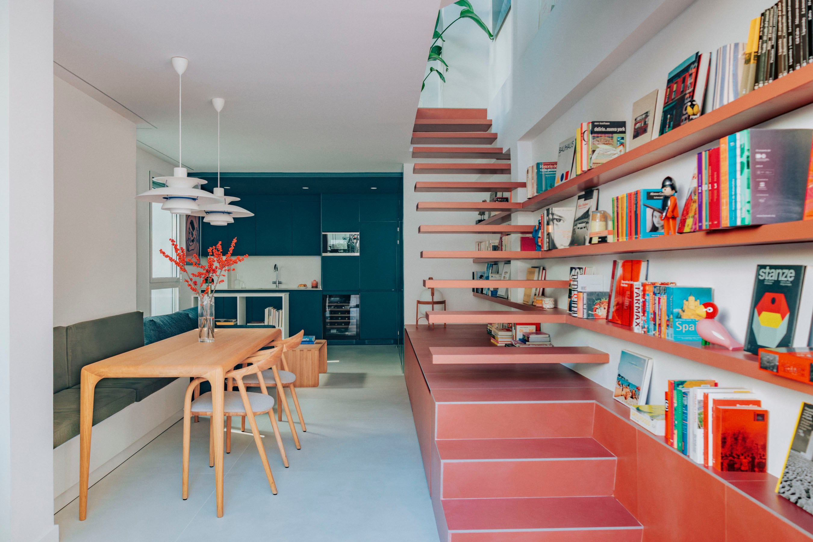 Un arquitecto reinventa el piso oscuro y compartimentado de su vecino en el centro de Madrid