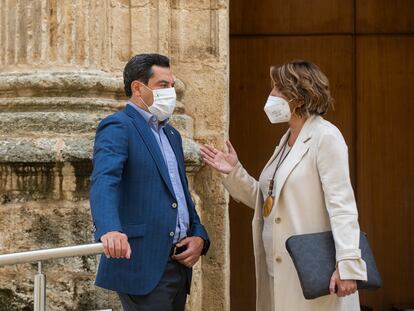 El presidente de la Junta de Andalucía, Juanma Moreno, conversa con la diputada socialista Susana Díaz, durante la primera jornada de sesión plenaria en el Parlamento de Andalucía, en pasado 15 de septiembre.