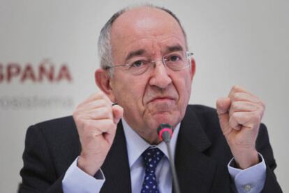 El gobernador del Banco de España, Miguel Fernández Ordóñez, en la rueda de prensa que ofreció ayer en la sede del organismo.