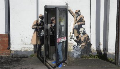 A obra de Banksy 'Spy Booth'