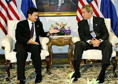 Bush conversa con el primer ministro tailandés en Bangkok.
